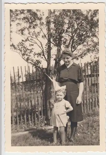 (F9539) Orig. Foto Frau mit Kind im Garten, Erika's 3. Geburtstag, Brumbach 1943