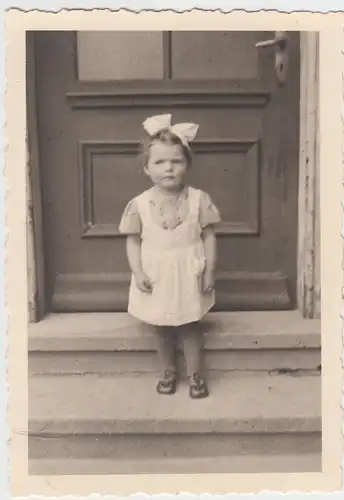 (F9538) Orig. Foto kleines Mädchen vor Hauseingang, Erika's 3. Geburtstag, Brumb