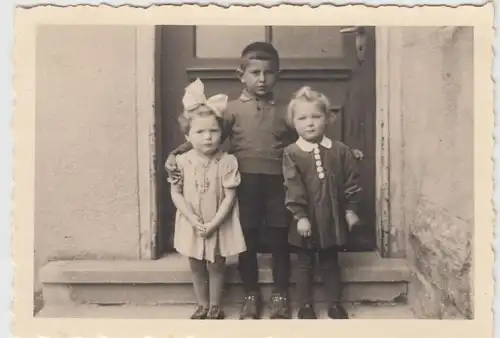 (F9537) Orig. Foto Kinder stehen vor einem Hauseingang in Brumbach 1943