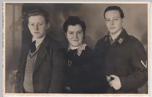 (F9536) Orig. Foto Porträt, Familie mit Wehrmacht-Soldat 1943