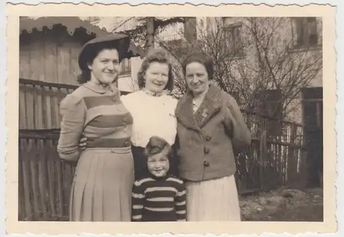 (F9535) Orig. Foto Frauen und Mädchen am Zaun, Hinterhof, 1943