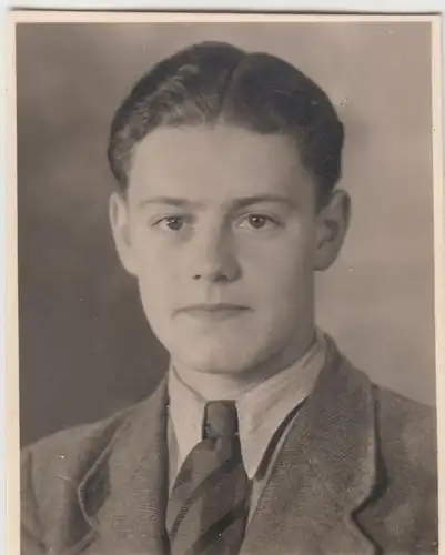 (F9529) Orig. Foto junger Mann, Passbild, Porträt 1943