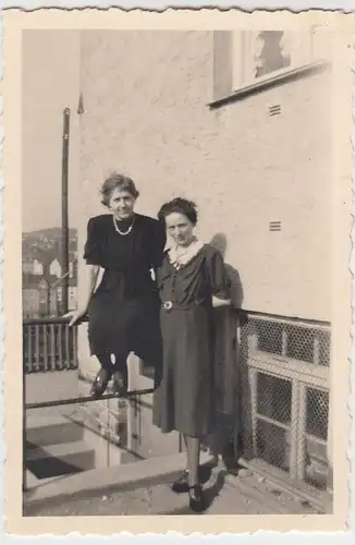 (F9528) Orig. Foto zwei Damen am Geländer am Haus, Plauen 1943