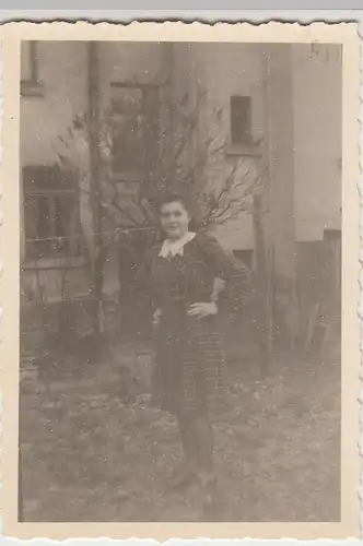 (F9527) Orig. Foto junge Frau im Hinterhof 1942