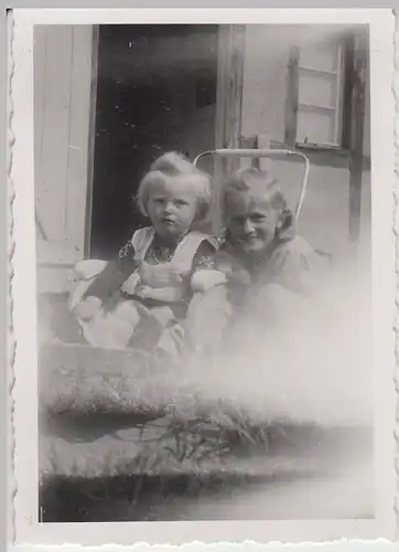 (F9526) Orig. Foto zwei Mädchen mit Kinderwagen 1942