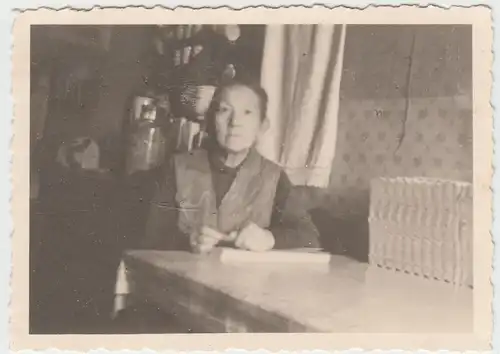 (F9525) Orig. Foto ältere Dame sitzt am Tisch 1942