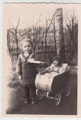 (F9523) Orig. Foto kleines Mädchen mit Puppenwagen 1943