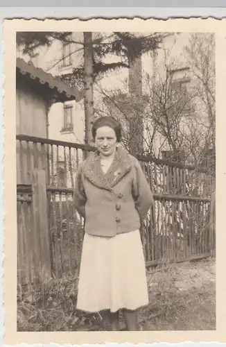 (F9522) Orig. Foto Frau am Zaun, Hinterhof, Einzelporträt 1943
