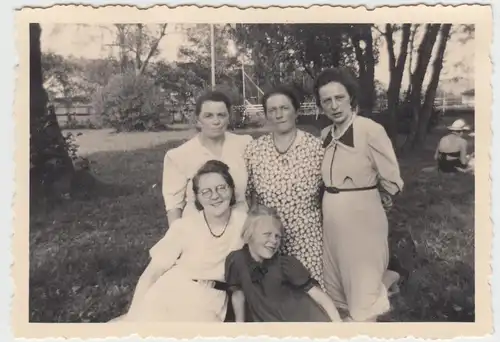 (F9520) Orig. Foto Frauen und Mädchen, Gruppenbild im Freien 1942