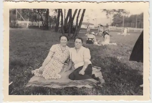 (F9519) Orig. Foto Frauen sitzen auf der Wiese, Freibad o.ä. 1942