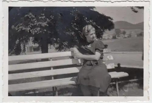 (F9518) Orig. Foto Frau sitzt auf der Bank 1942