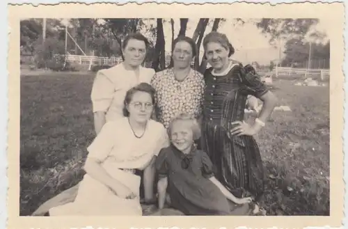 (F9516) Orig. Foto Frauen und Mädchen, Gruppenbild im Freien 1942