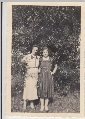 (F9515) Orig. Foto zwei Damen stehen im Garten 1942