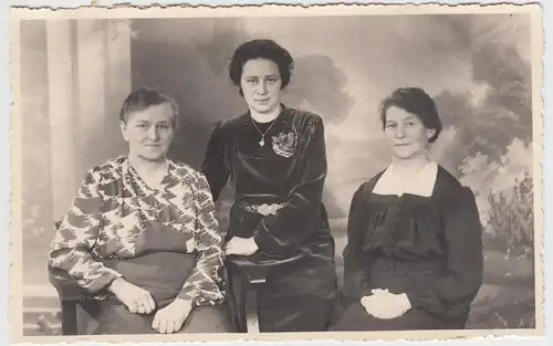 (F9514) Orig. Foto drei Frauen (Familie?), Studiofoto 1941