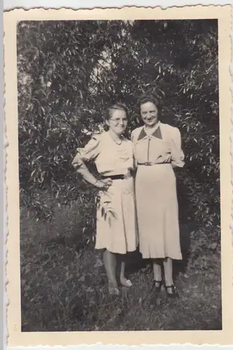 (F9513) Orig. Foto zwei Damen stehen im Garten 1942