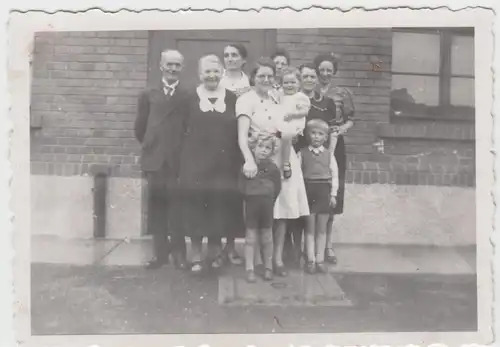 (F9512) Orig. Foto Personengruppe steht vor einem Haus, Brumbach 1942