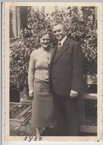 (F9507) Orig. Foto Paar steht im Garten 1936