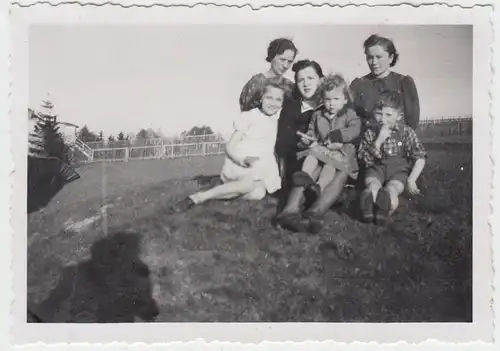 (F9506) Orig. Foto junge Damen und Kinder sitzen auf einer Wiese 1942