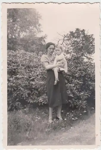 (F9503) Orig. Foto junge Frau mit Kleinkind auf dem Arm, 1942