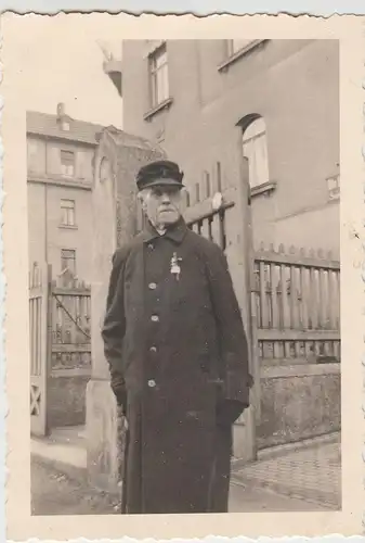 (F9501) Orig. Foto älterer Herr vor einem Hauseingang 1942