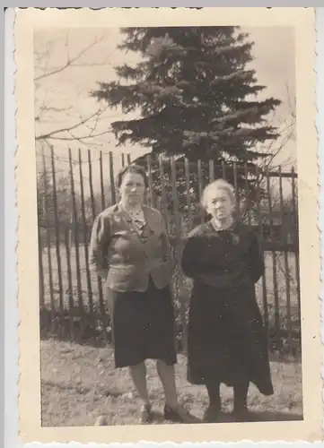 (F9500) Orig. Foto zwei Frauen vor einem Gartenzaun 1942