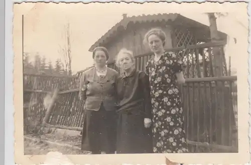(F9498) Orig. Foto drei Damen vor einem Gartenhäuschen, 1942