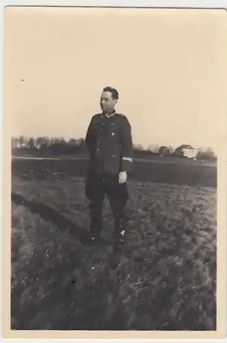 (F950) Orig. Foto Angeh. d. Wehrmacht im Freien, 1940er