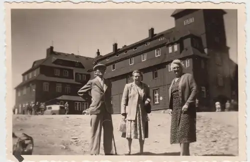 (F9492) Orig. Foto Oberwiesenthal, Personen vor dem Fichtelberghaus 1941