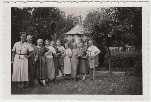 (F9490) Orig. Foto Wallenfels, Personen im Garten 1938