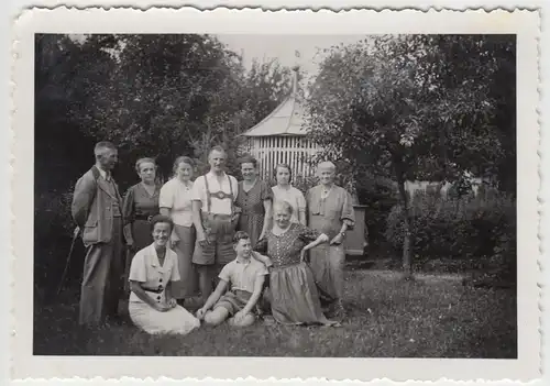 (F9489) Orig. Foto Wallenfels, Personen im Garten 1938