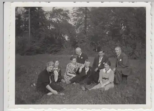 (F9485) Orig. Foto Bad Dürrenberg, Personen sitzen auf einer Wiese 1938