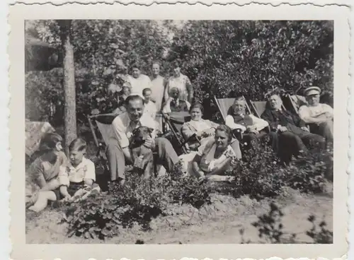 (F9480) Orig. Foto Personen im Garten, Liegestühle, Pönitz (Taucha) 1933