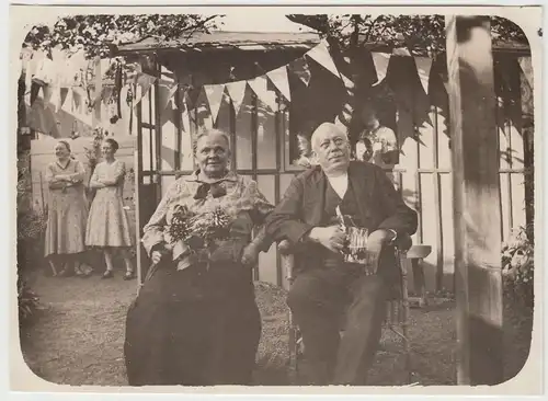(F9477) Orig. Foto älteres Paar sitzt im Garten, Feier 1931