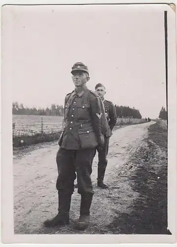 (F947) Orig. Foto Wehrmacht-Soldaten im Freien, 1940er