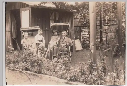 (F9457) Orig. Foto Personen / Kinder im Liegestuhl am Gartenhäuschen 1930
