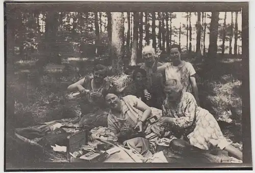 (F9453) Orig. Foto Collmberg, Personen im Wald, Rast, Picknick 1930