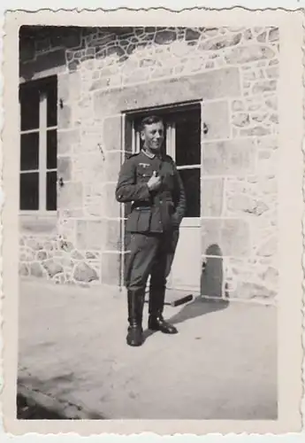 (F945) Orig. Foto Wehrmacht-Soldat posiert vor Unterkunft, 1940er