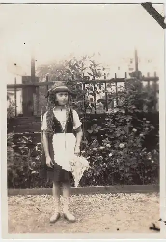 (F9443) Orig. Foto Mädchen im Trachtenkleid am Gartenzaun 1929