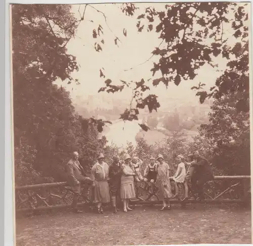 (F9440) Orig. Foto Personen sitzen auf einem Geländer, Stadt im Hintergrund 1929