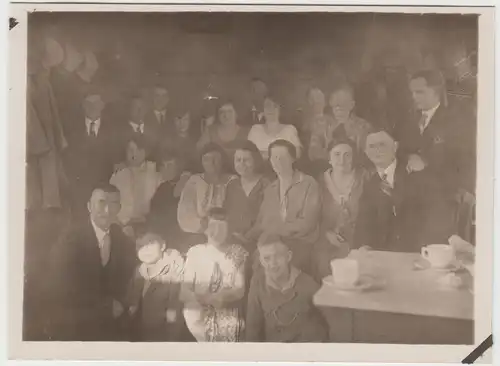 (F9434) Orig. Foto Personengruppe in Gaststube, Lößnitz 1928