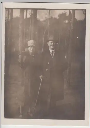 (F9433) Orig. Foto Paar im Wald, rücks. Einladung zur Hochzeit 1928