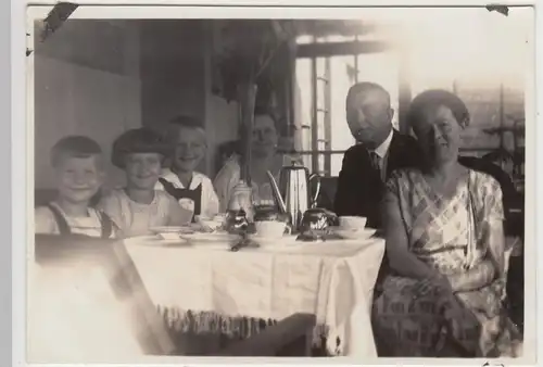 (F9432) Orig. Foto Siebenlehn, Personen am Kaffeetisch im Freien 1928