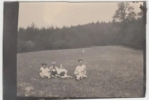 (F9431) Orig. Foto Siebenlehn, Frau und Kinder sitzen auf Wiese 1928