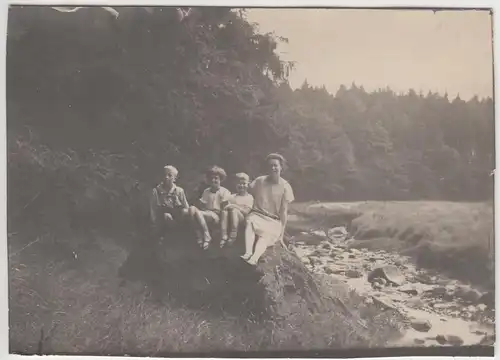 (F9430) Orig. Foto Siebenlehn, Frau und Kinder sitzen auf Felsstein 1928