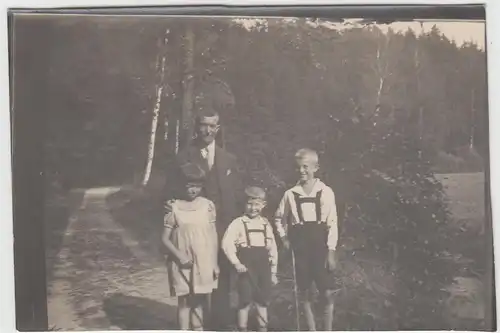 (F9429) Orig. Foto Krummenhennersdorf, Mann und Kinder beim Spazieren 1928