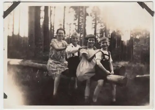 (F9425) Orig. Foto Frau und Kinder sitzen auf einem Holzgeländer 1928