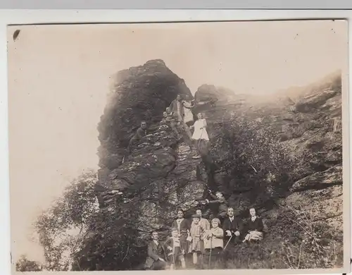 (F9412) Orig. Foto Personen klettern auf Felsen, Haide bei Schwarzenberg 1926