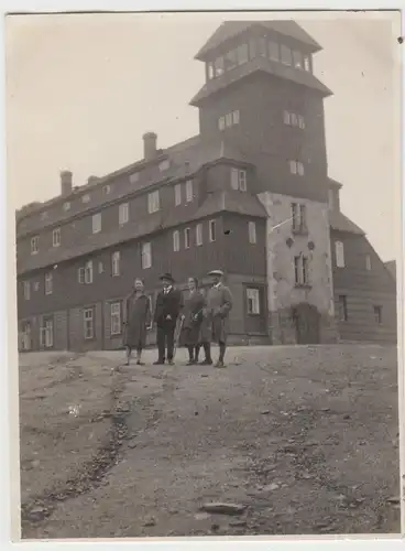 (F9410) Orig. Foto Fichtelberg, Personen vor dem Fichtelberghaus 1926