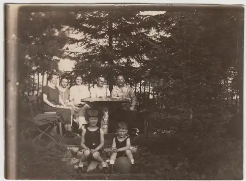 (F9406) Orig. Foto Haide, Köhlerhütte Fürstenbrunn, Personen im Freisitz 1926