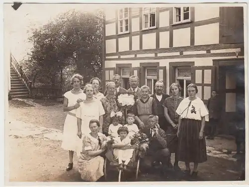 (F9404) Orig. Foto Personen vor einem Haus in Haide bei Schwarzenberg 1925